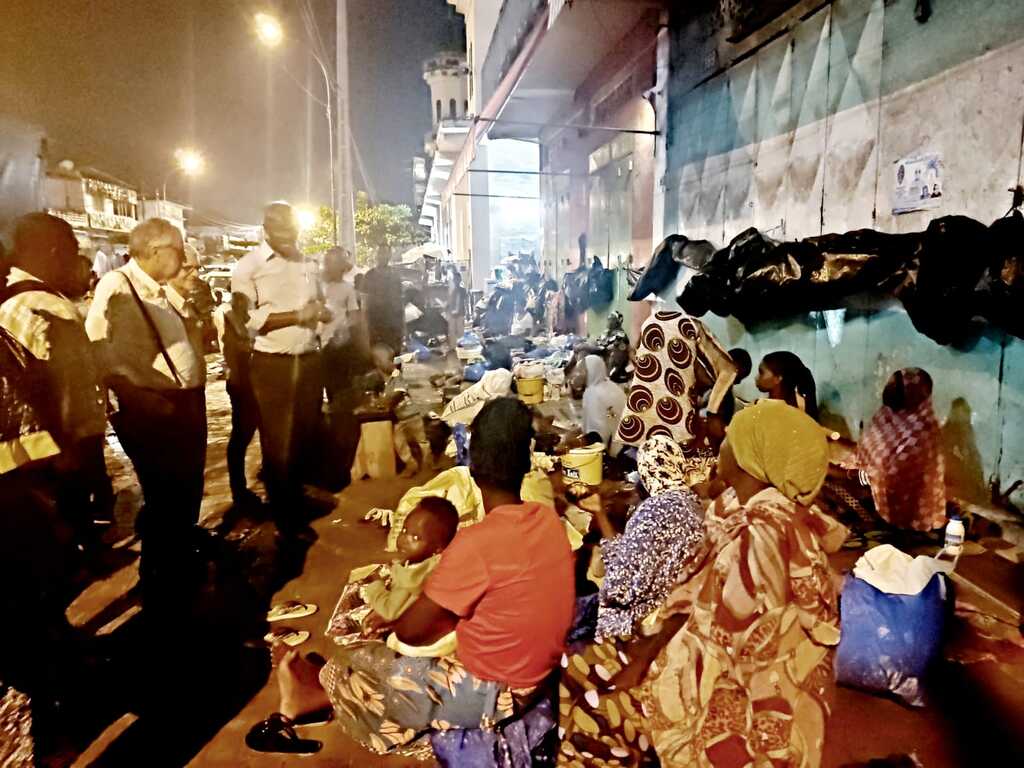 La visite d'Andrea Riccardi en Côte d'Ivoire commence par une rencontre avec les enfants des rues et les sans abri, amis de la Communauté